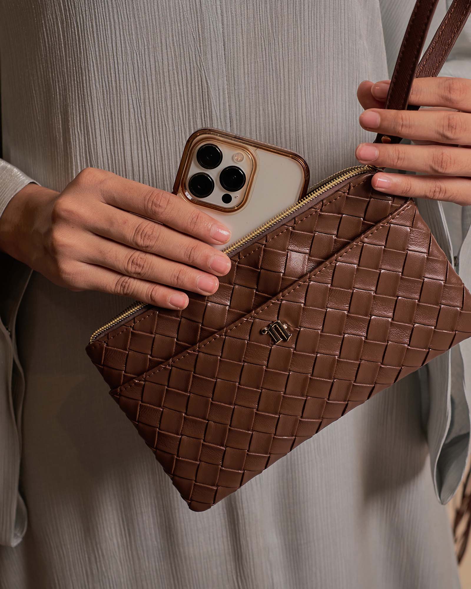 THE CHLOE WRISTLET - BITTER CHOCOLATE | Naelofar.com | Singapore