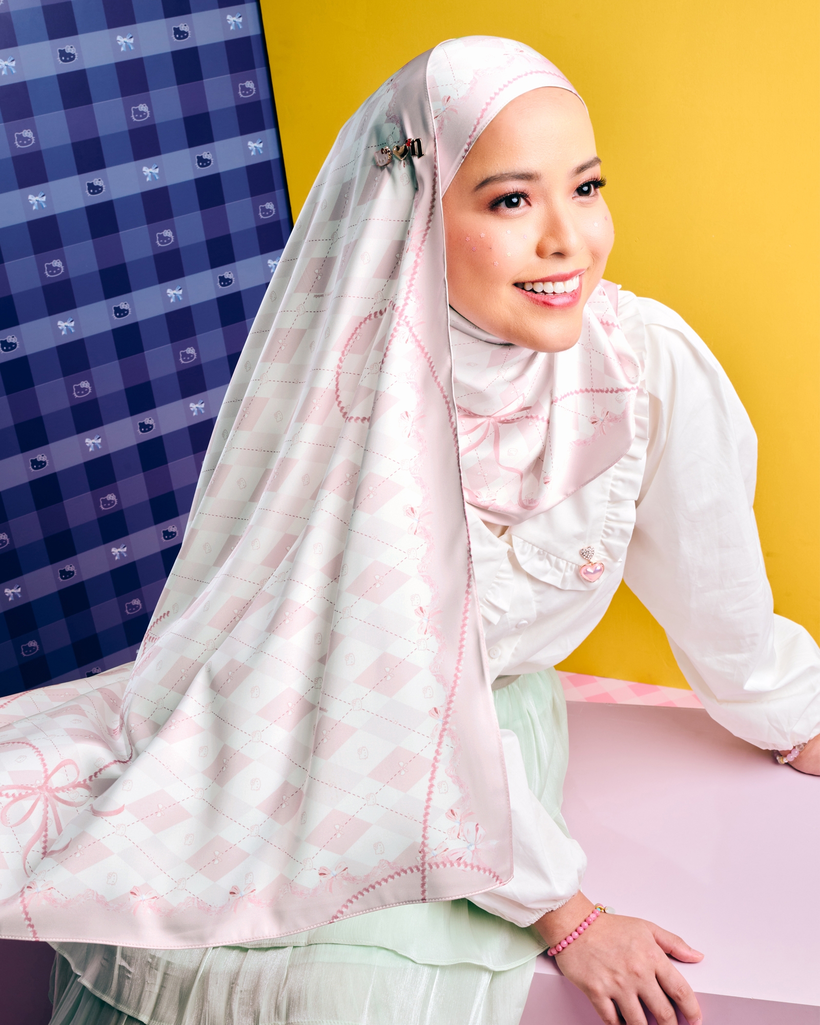 HELLO KITTY X NAELOFAR SHAWL - MILKSHAKE