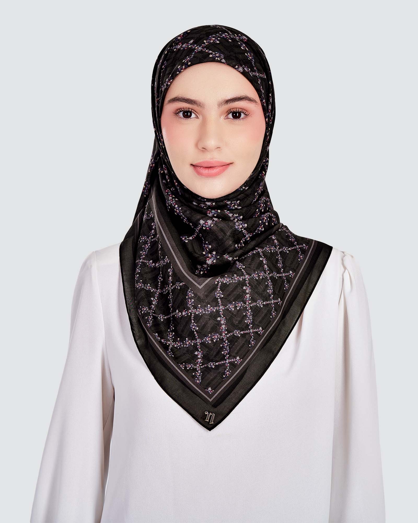 MONOGRAM TRELLIS SQUARE - BLACK