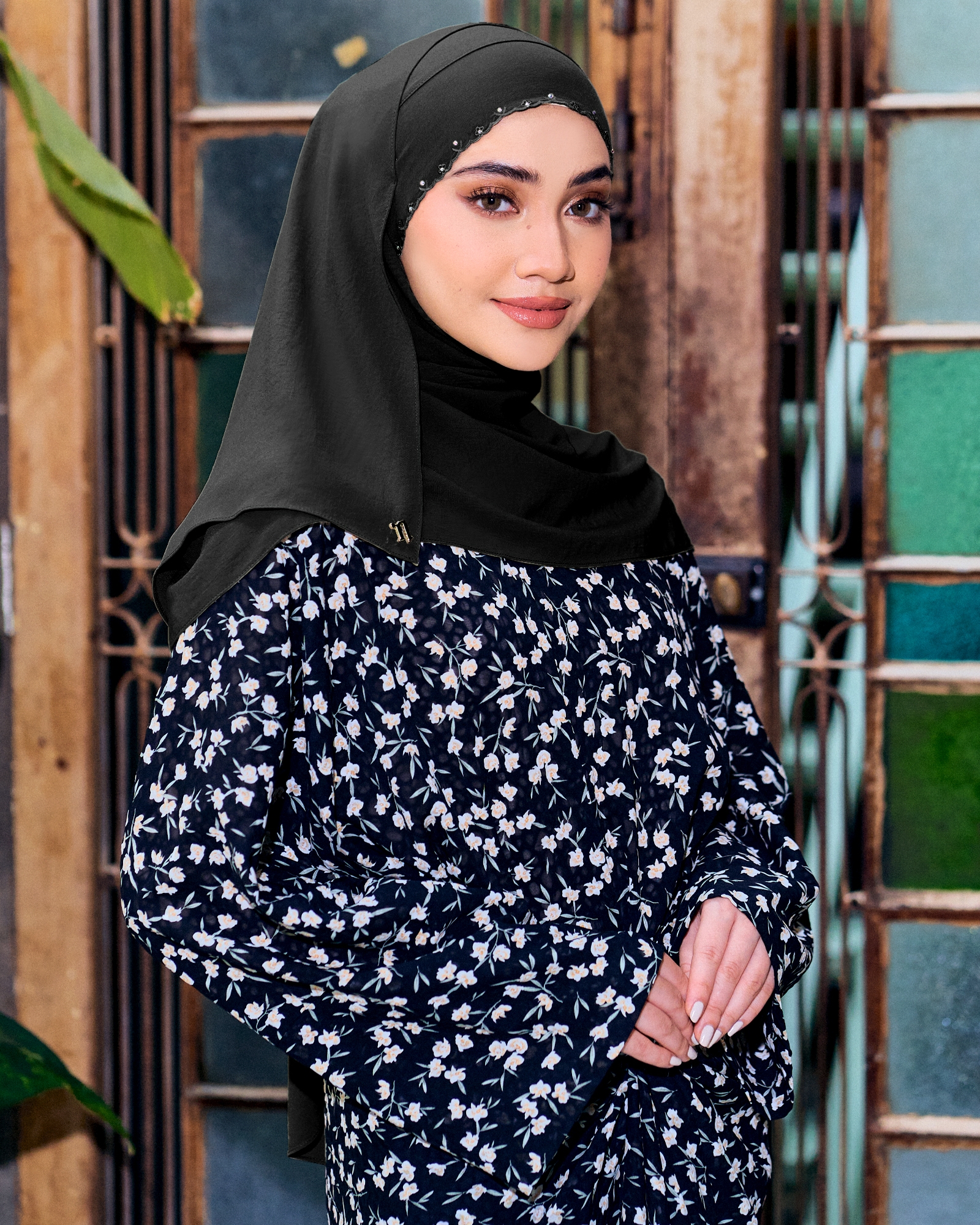 WIDURI EMBROIDERED CRYSTAL SEMI-INSTANT SQUARE - BLACK