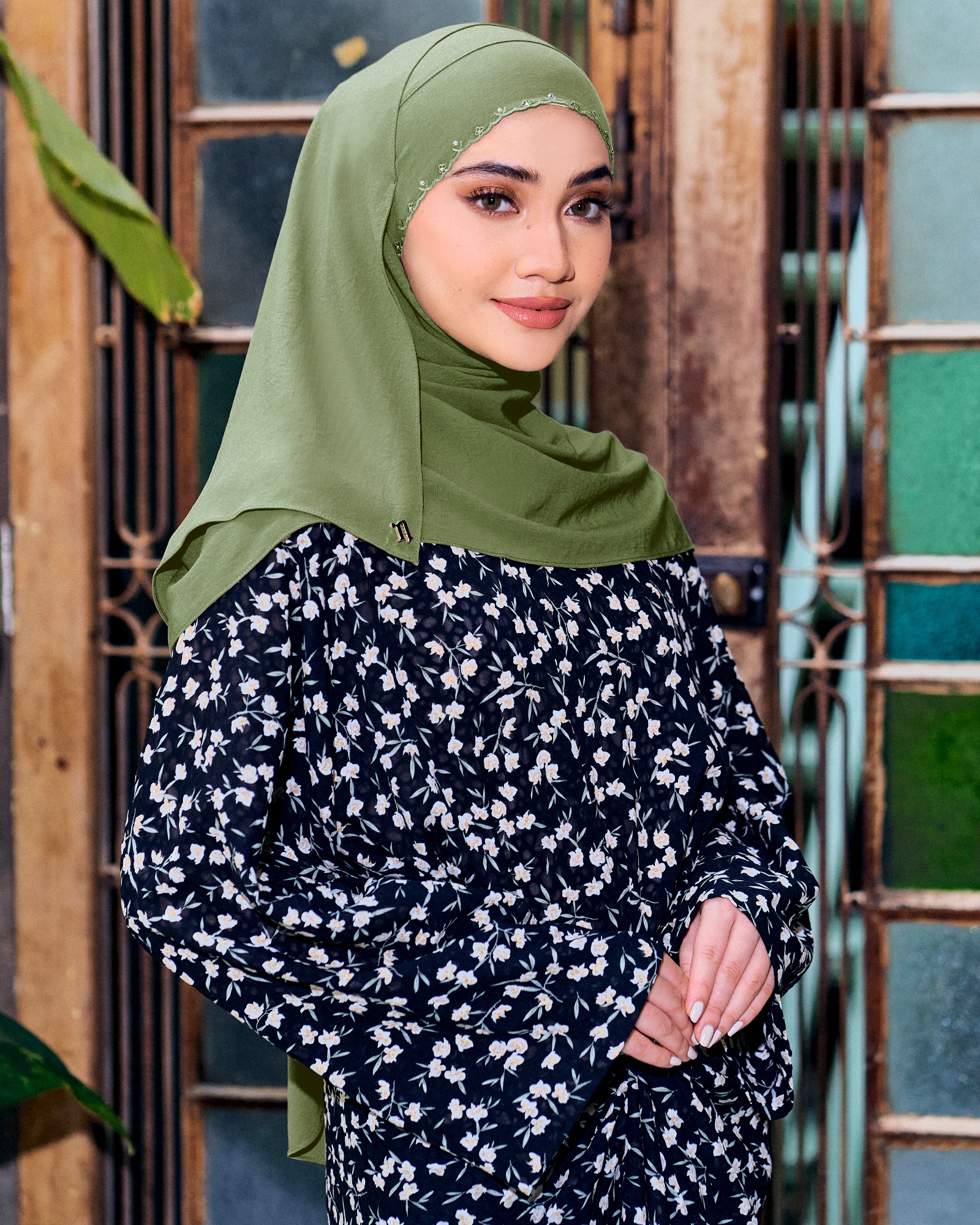 WIDURI EMBROIDERED CRYSTAL SEMI-INSTANT SQUARE - SPINACH