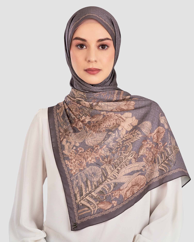 Image of AKAR MATTE SATIN SHAWL - LADA HITAM