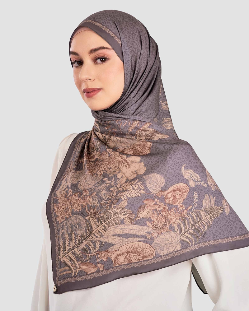 Image of AKAR MATTE SATIN SHAWL - LADA HITAM