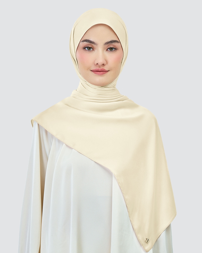 Image of AMAYA SATIN SHAWL - MACADAMIA
