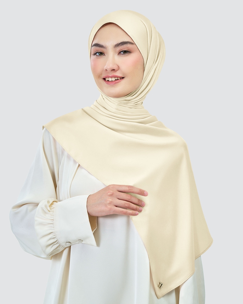 Image of AMAYA SATIN SHAWL - MACADAMIA