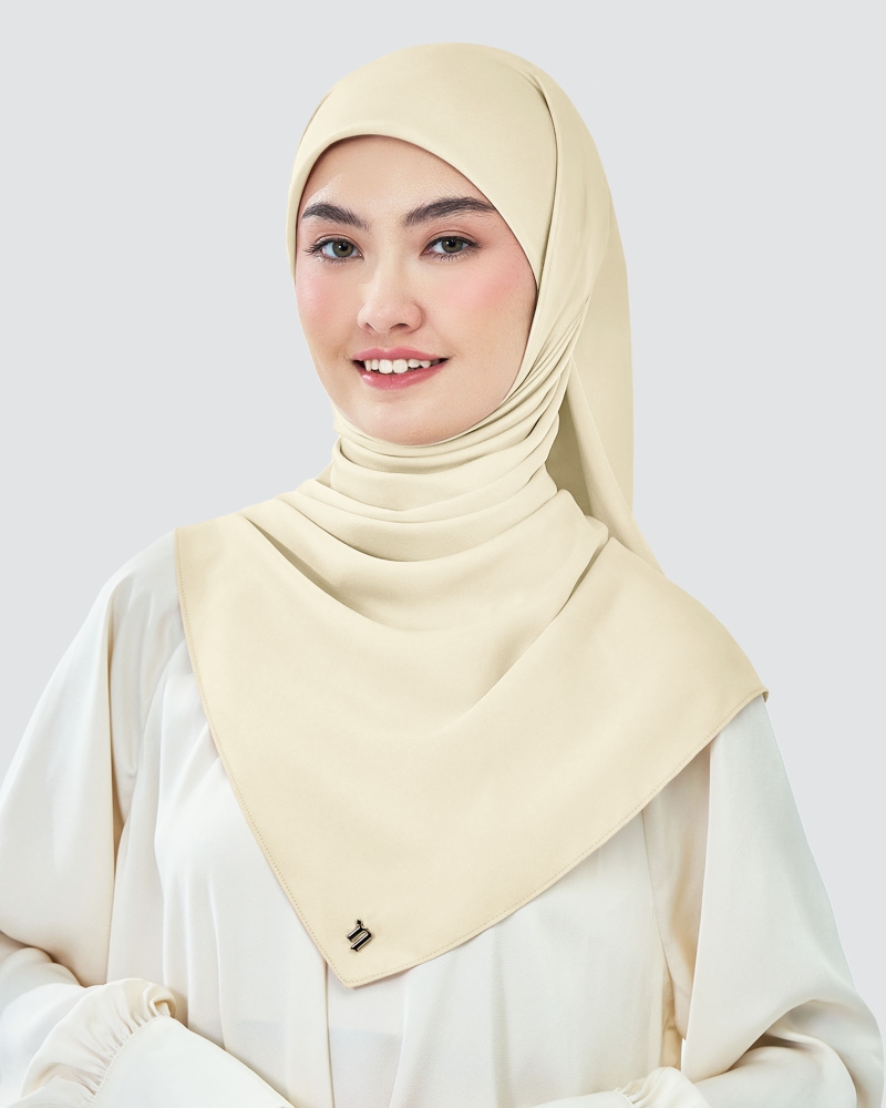 Image of AMAYA SATIN SQUARE - MACADAMIA