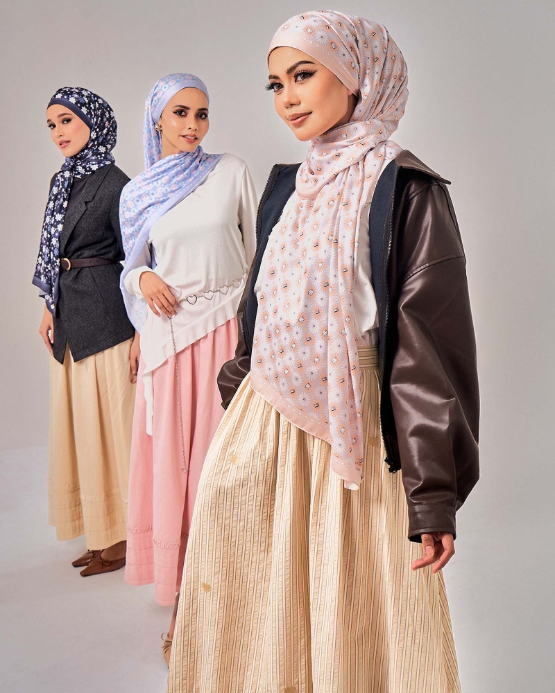 Image of HELLO KITTY X NAELOFAR LOVE SKIRT - PEANUT