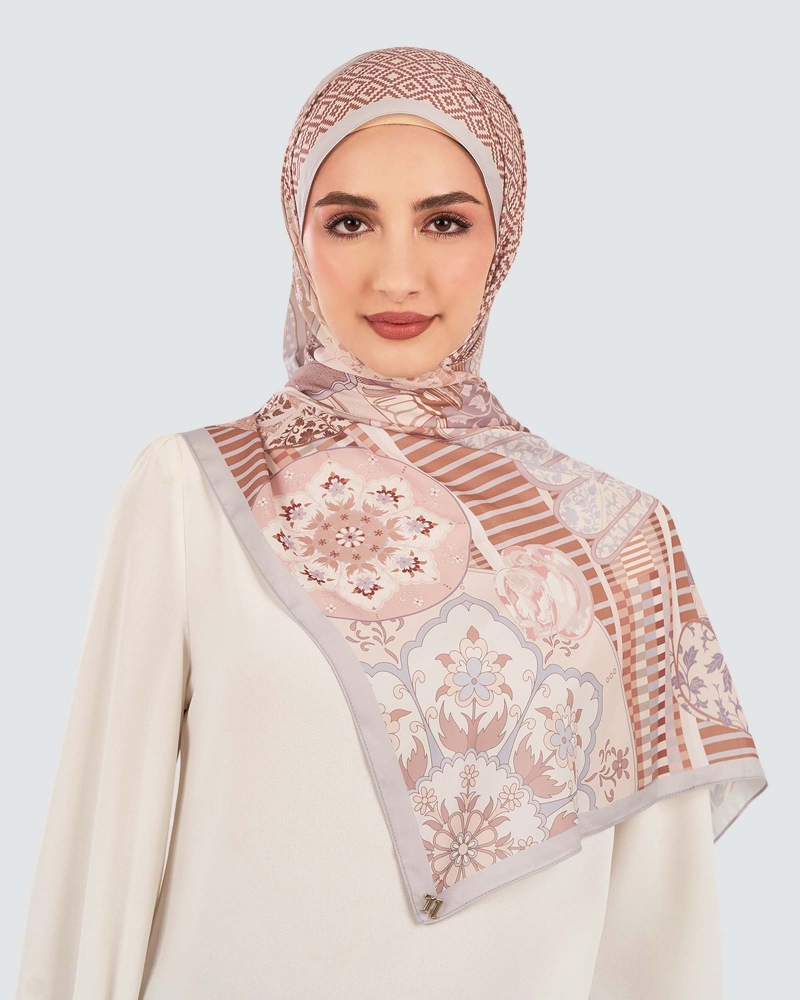 Image of JAMUAN MATTE SATIN SHAWL - BAHULU