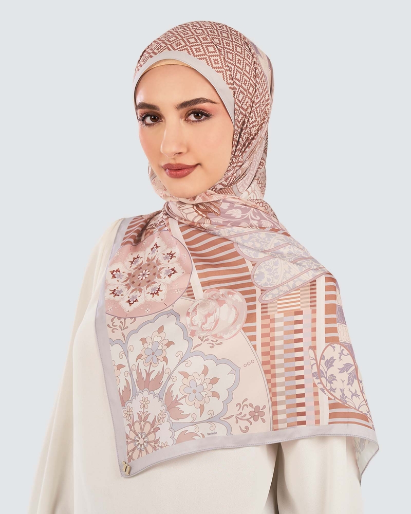 Image of JAMUAN MATTE SATIN SHAWL - BAHULU