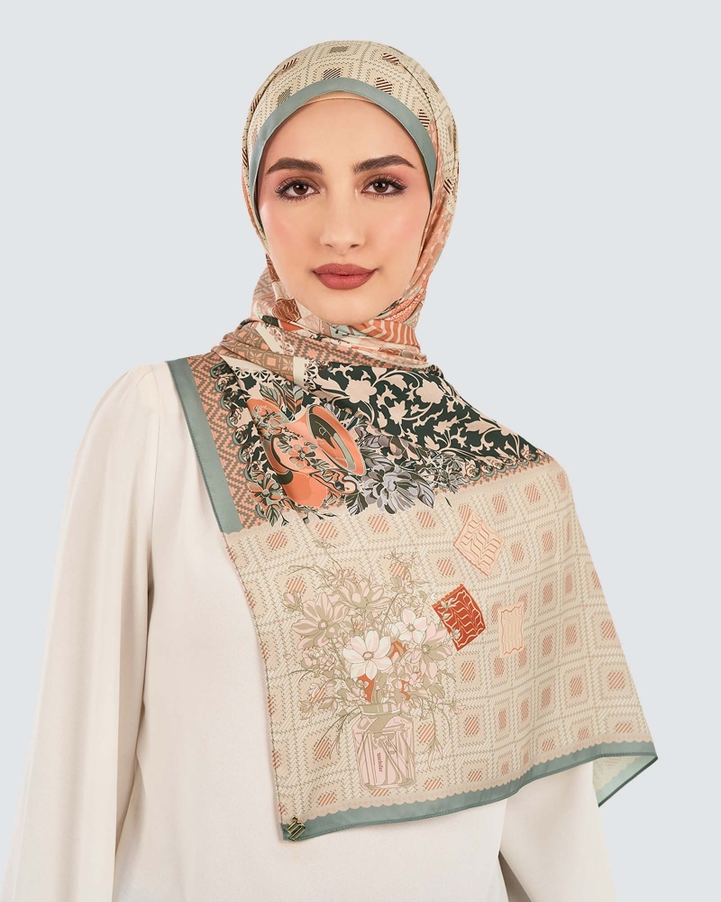 Image of JAMUAN MATTE SATIN SHAWL - BISKUT KELAPA