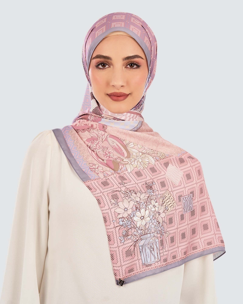 Image of JAMUAN MATTE SATIN SHAWL - SUJI PELANGI