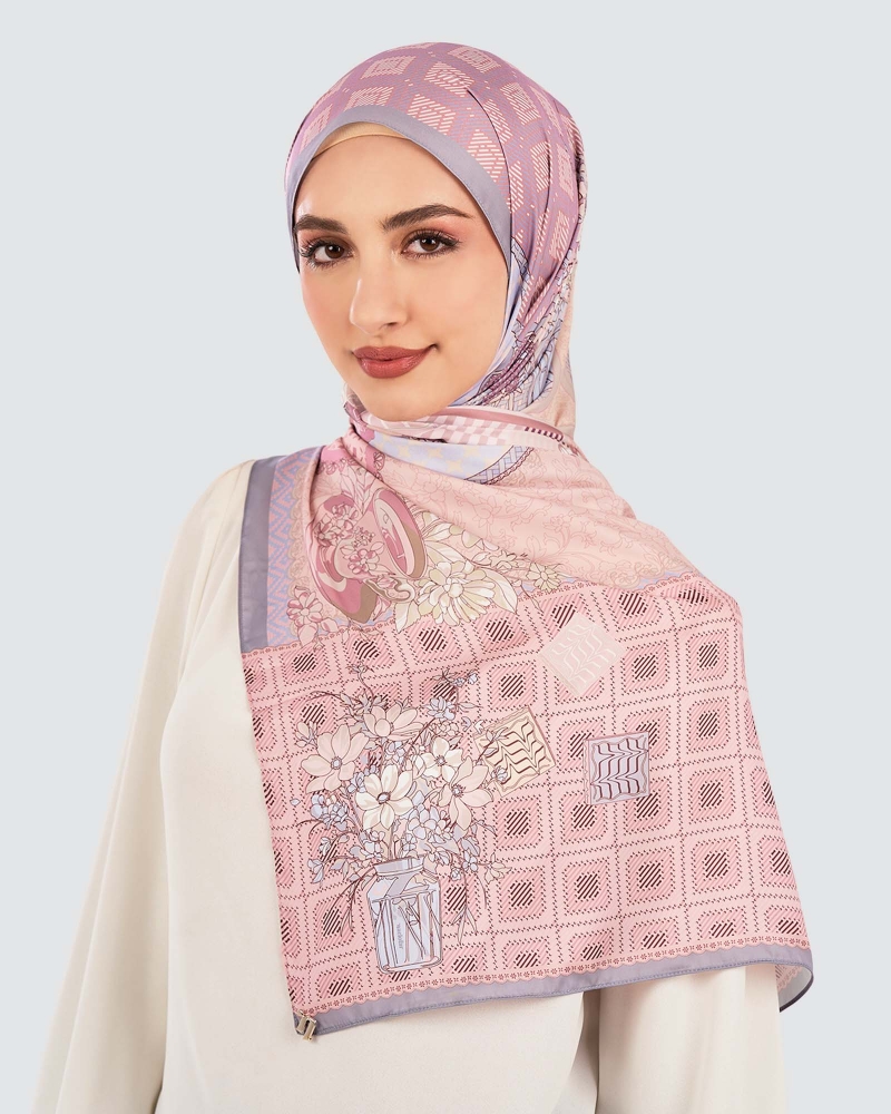 Image of JAMUAN MATTE SATIN SHAWL - SUJI PELANGI