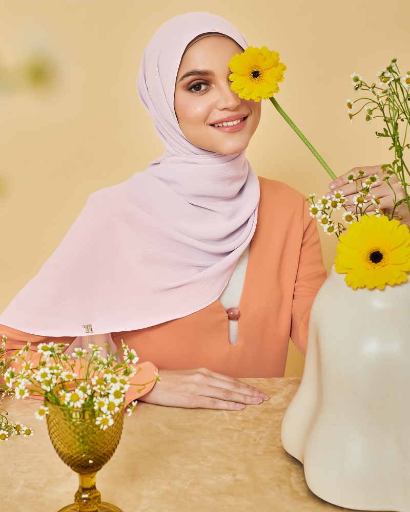 Image of LINIA LINE CHIFFON SHAWL - LILAC