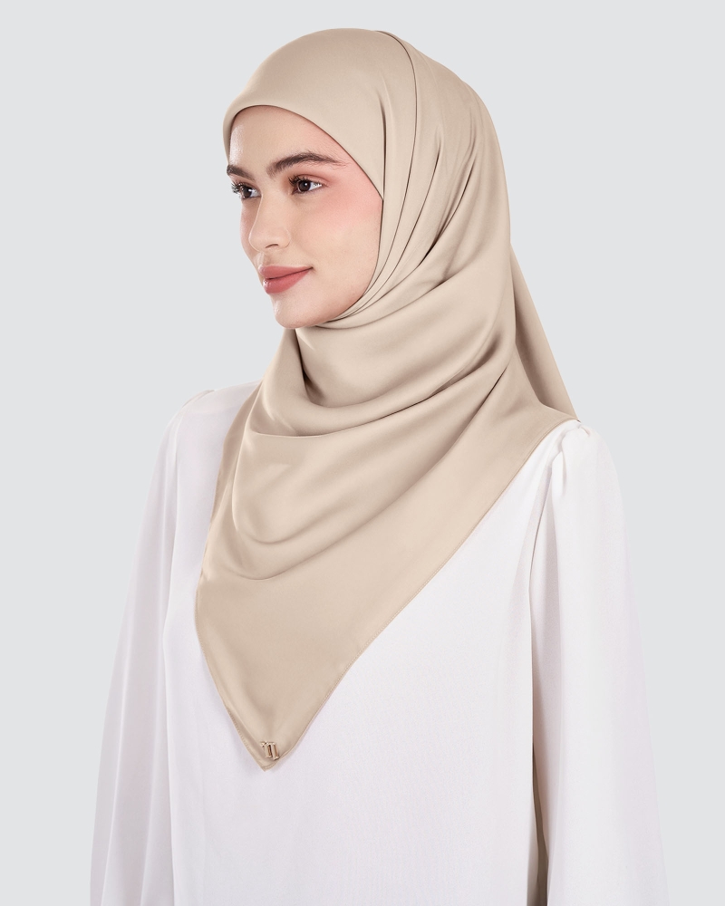 Image of MARISA MATTE SATIN SQUARE