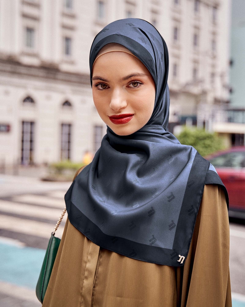 Image of MODA WOVEN SHAWL - NAVY