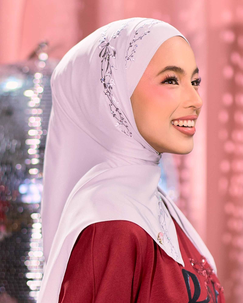 Image of MY MELODY & NAELOFAR EMBROIDERED SHAWL