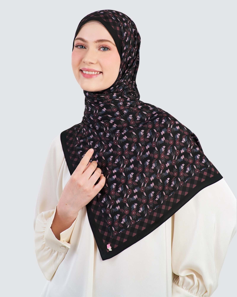 Image of MY MELODY X NAELOFAR SHAWL - BLACKFOREST
