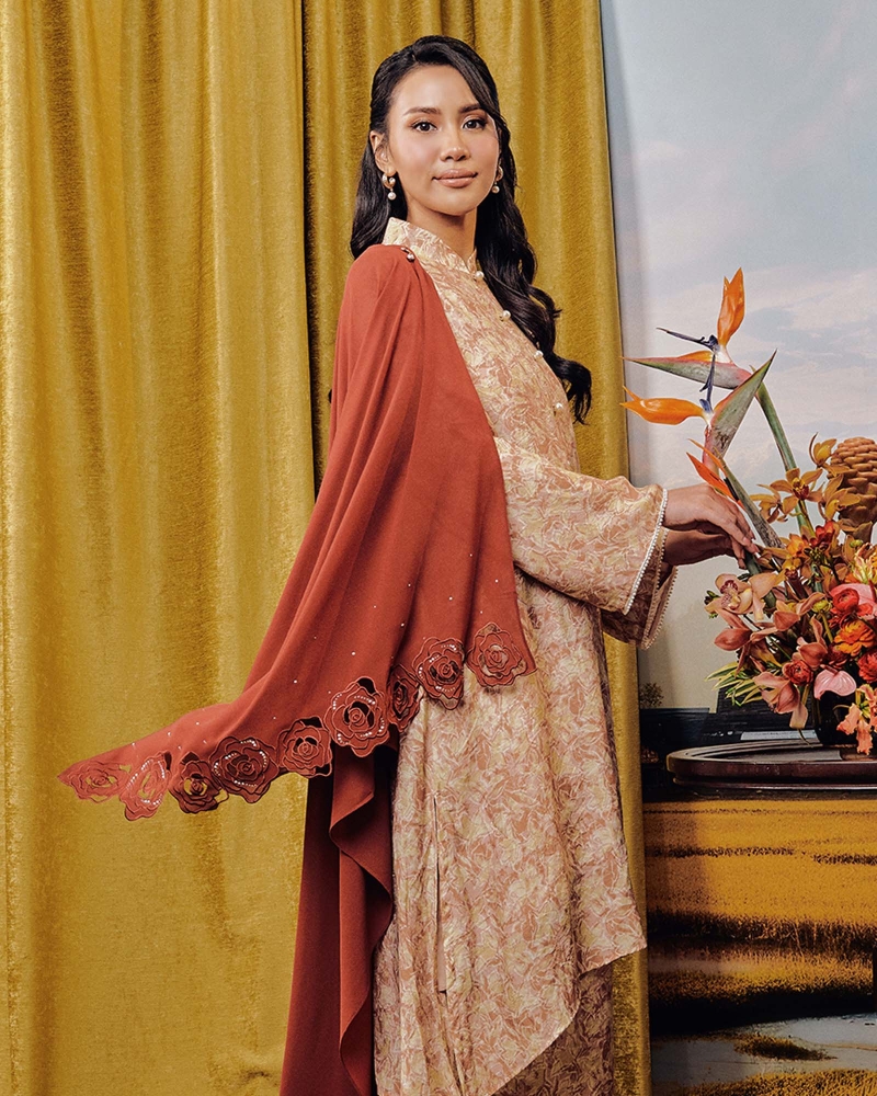 ROSE EMBROIDERED CRYSTAL SHAWL - REDWOOD