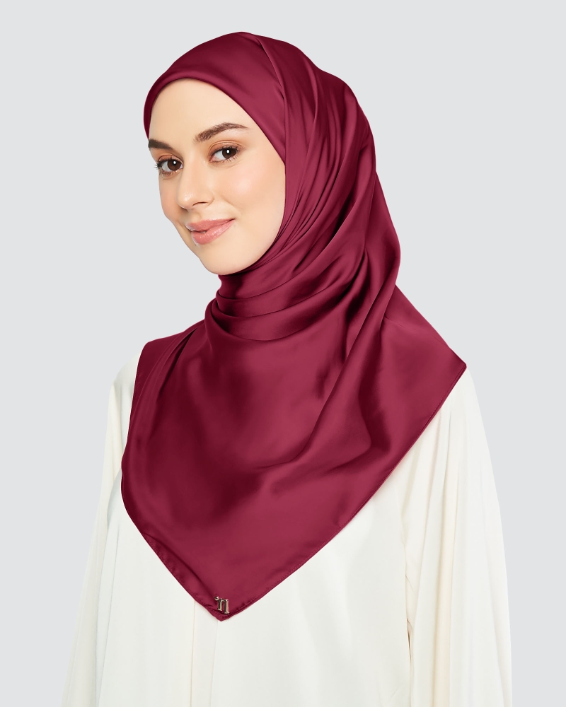 Image of SATIN SQUARE - CRANBERRY