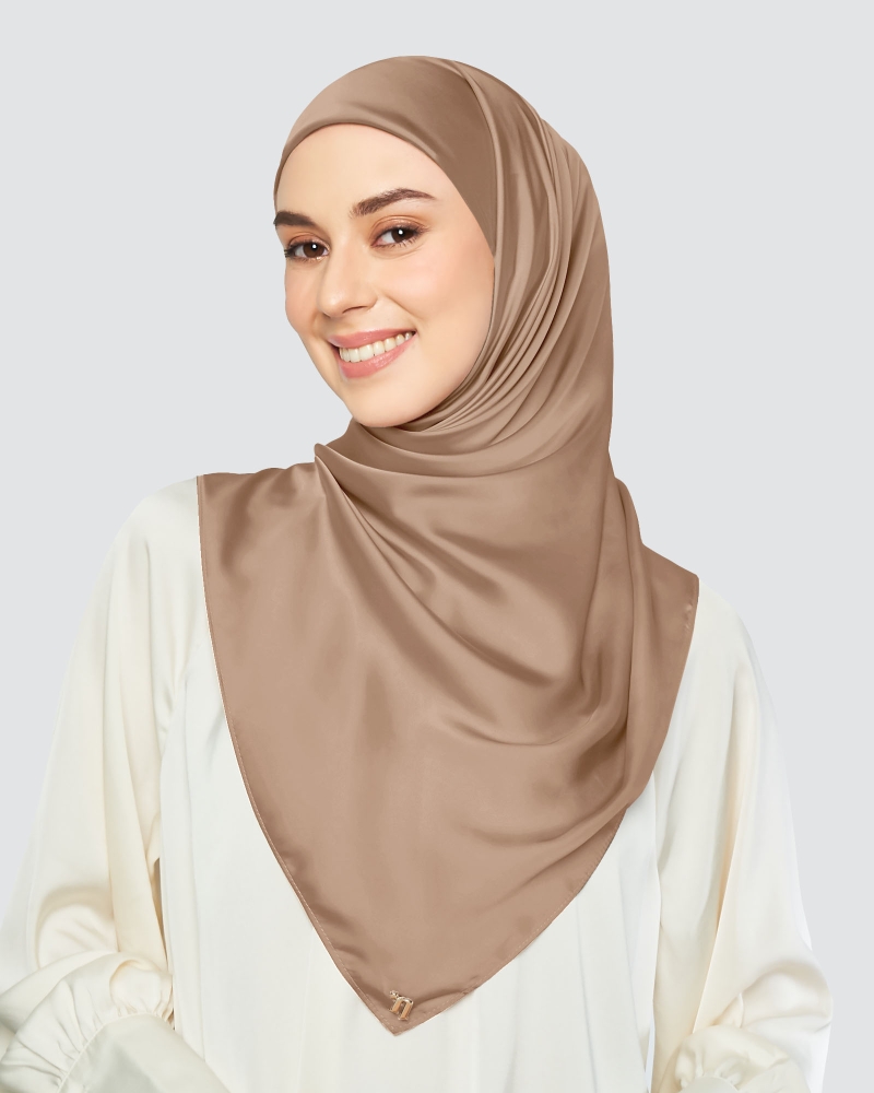 SATIN SQUARE - WARM TAUPE