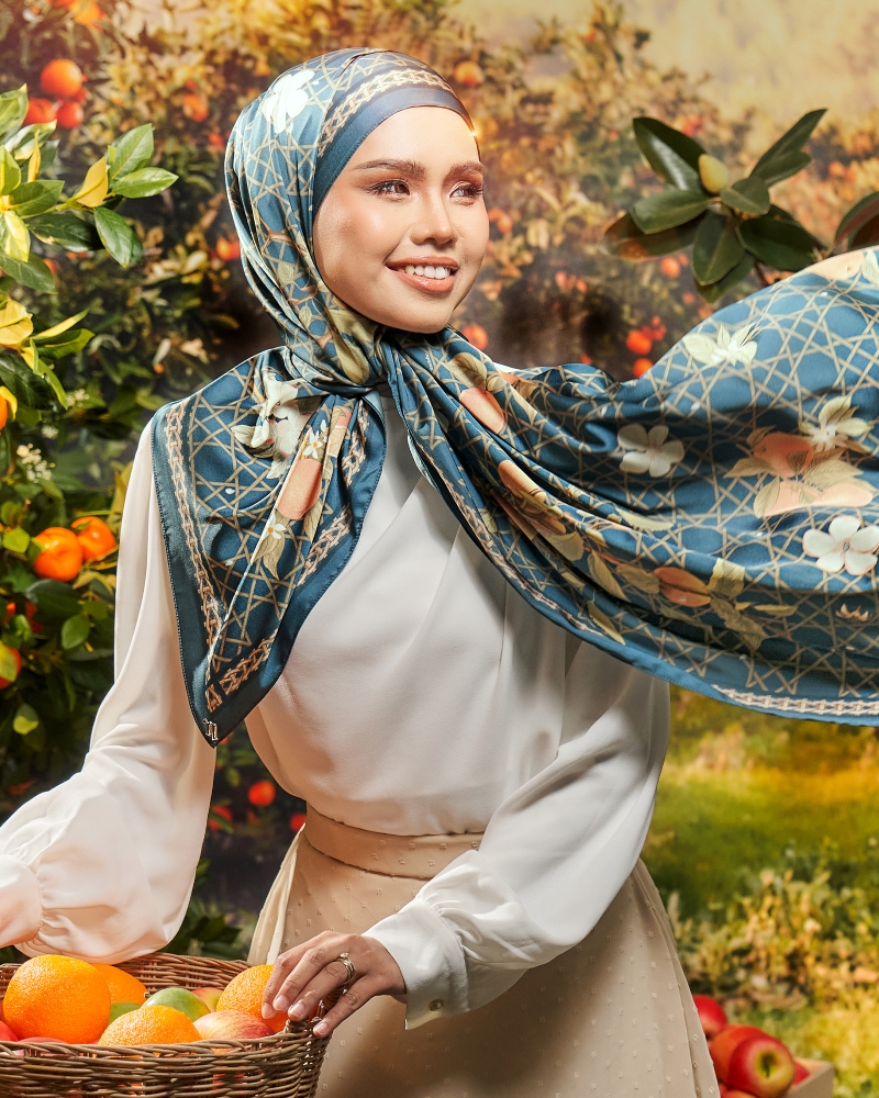 Image of THE ORCHARD SHAWL - BLUE JAY