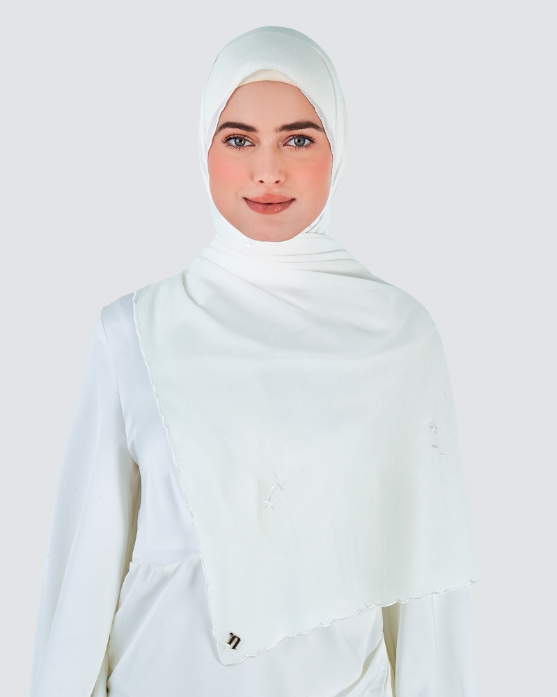 Image of DAISY EMBROIDERED SHAWL - SNOW FLAKE