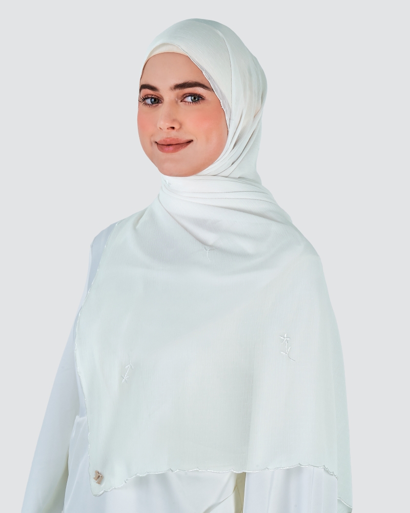 Image of DAISY EMBROIDERED SHAWL - SNOW FLAKE