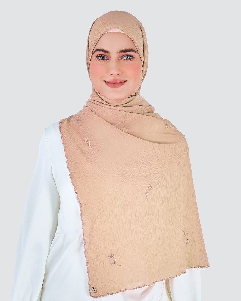 Image of DAISY EMBROIDERED SHAWL - BISCUITS