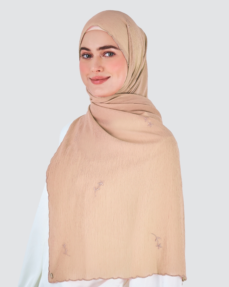 Image of DAISY EMBROIDERED SHAWL - BISCUITS