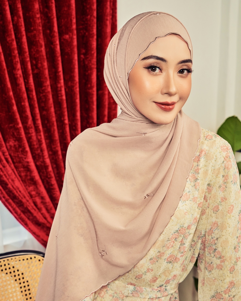 Image of DAISY EMBROIDERED SHAWL - BISCUITS