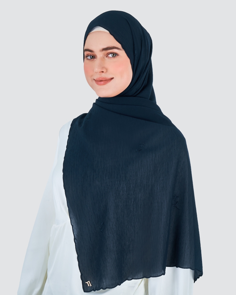 Image of DAISY EMBROIDERED SHAWL - BLACKCURRANT