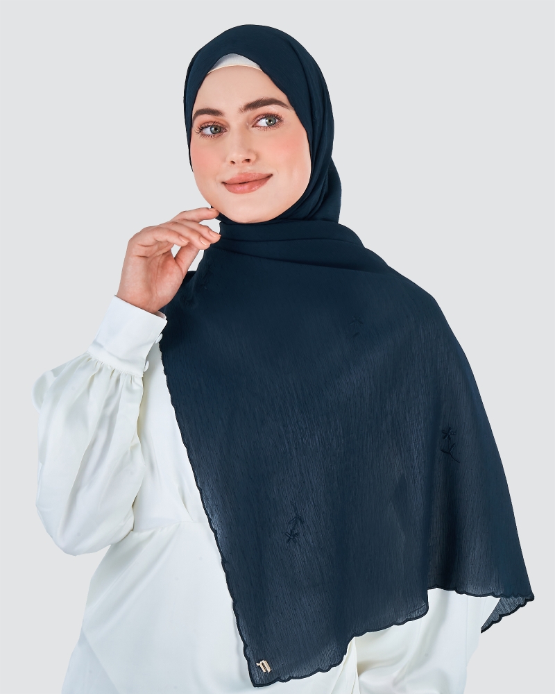 Image of DAISY EMBROIDERED SHAWL - BLACKCURRANT