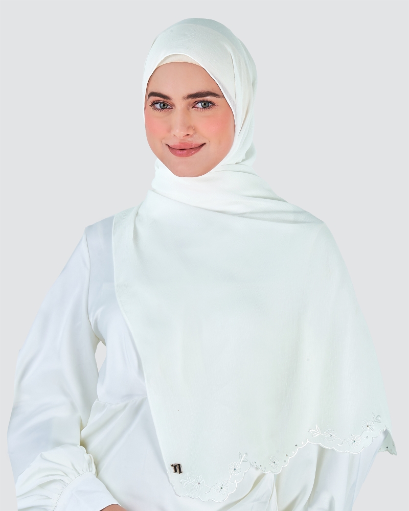 Image of DAISY EMBELLISHED SHAWL - SNOW FLAKE