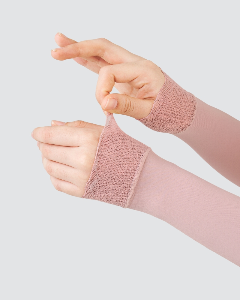 Image of NWEAR AIRA SCALLOP HAND SOCKS - BLOSSOM