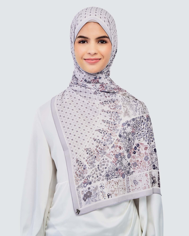 Image of THE GARDEN CHÂTEAU SHAWL - LA LUNE