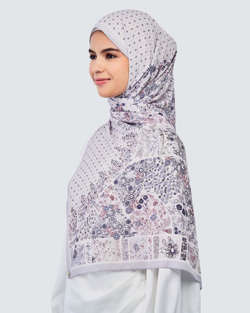 Image of THE GARDEN CHÂTEAU SHAWL - LA LUNE