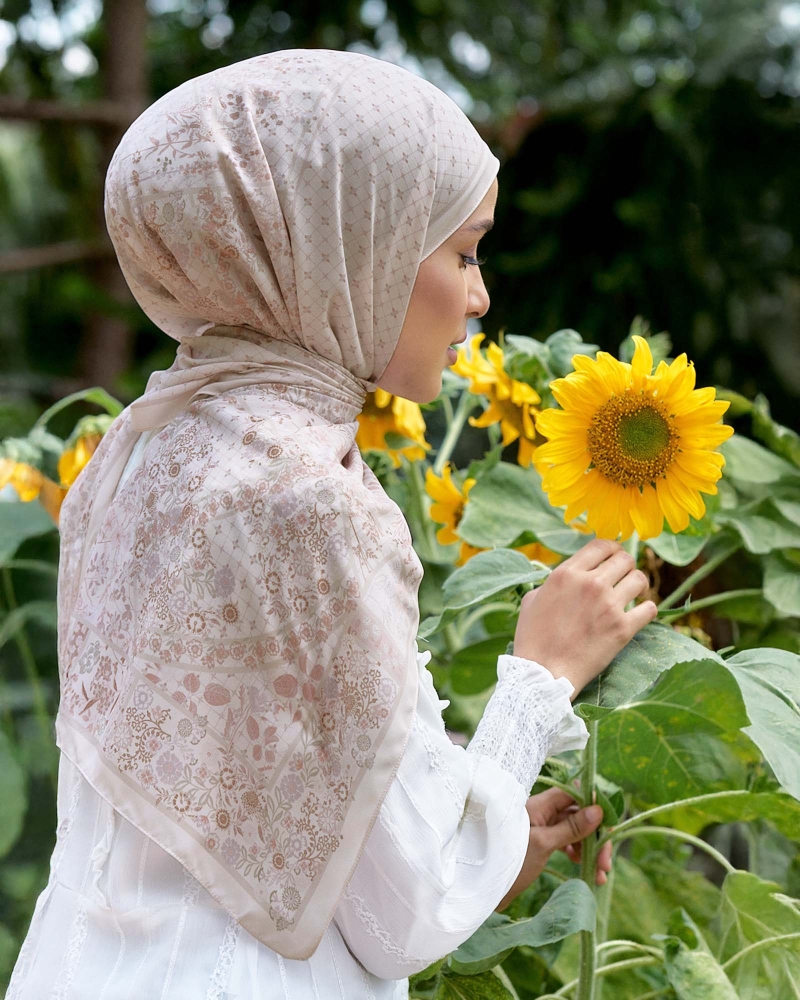 Image of THE GARDEN CHÂTEAU SHAWL - LUMIERE