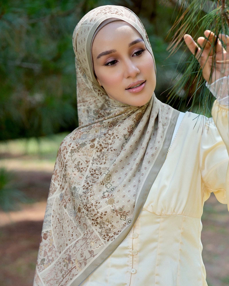 Image of THE GARDEN CHÂTEAU SHAWL - OLIVE