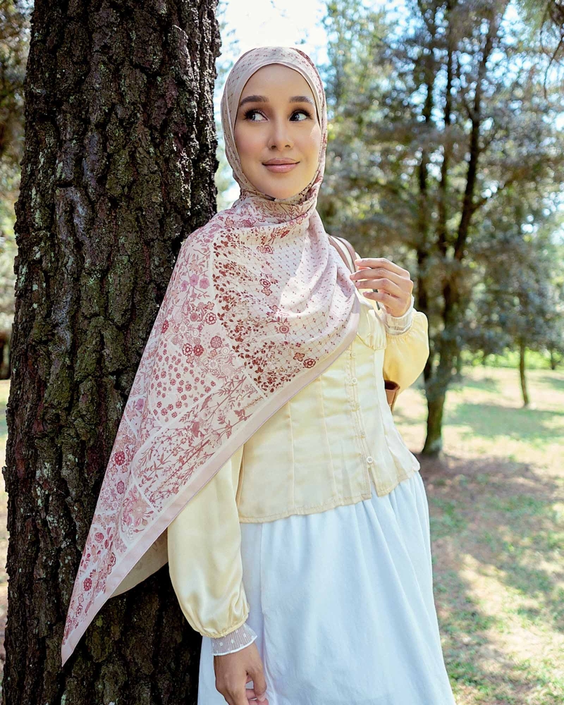 Image of THE GARDEN CHÂTEAU SHAWL - ROUGE BLANC