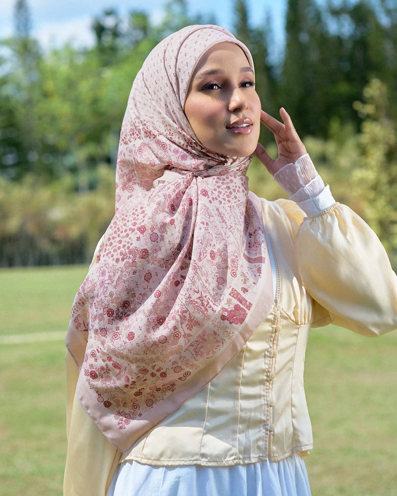 Image of THE GARDEN CHÂTEAU SQUARE - ROUGE BLANC