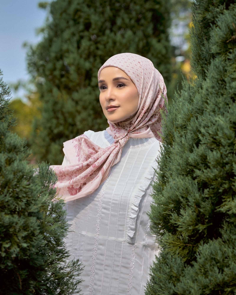 Image of THE GARDEN CHÂTEAU SQUARE - ROUGE BLANC