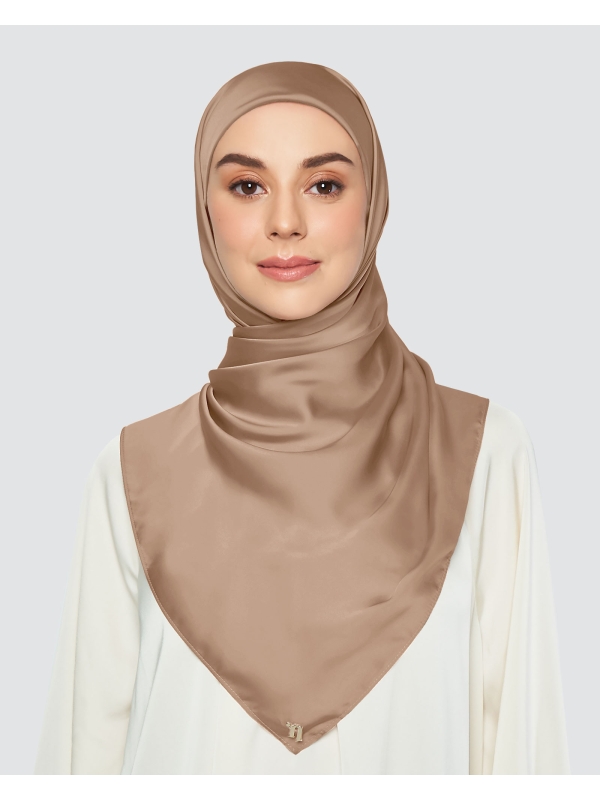 SATIN SQUARE - WARM TAUPE